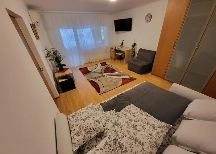 Large And Comfortable Mall Vitan Area Апартаменти *